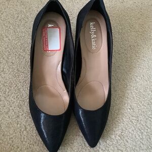 Black pumps